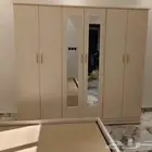 غرف نوم فخمة بتصميم عصري وكمان سراير ودواليب وخدمة توصيل