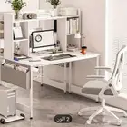 مكتب كمبيوتر مكتبي منظم مع كتب مدمج حامل