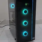 كمبيوتر ألعاب مع شاشة PC
