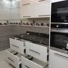 فني تفصيل مطابخ المنيوم وخشب يوجدجميع انواع الصيانه