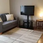 شاشة تلفزيون سامسونج مع طاولة تلفاز وستاند