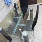 للبيع طاولة طعام نظيفة. مع 4 كراسي جلد.