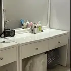 مكتب مع كرسي وتسريحه مع كرسيها للبيع المستعجل