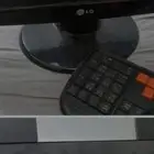 كمبيوتر مكتبي قديم مع جميع أغراضه