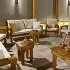 جلسة خشب مع فرشها واغطيتها.
