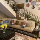 كنب مغربي بقاعدة مطعمة بالخزف ولوحة خزف وطاولة بالخزف