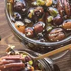 مجموعة الحبوب والمكسرات مع التمر وزيت الزيتون