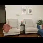 طاوله قهوه عدد 2  طاولات ضيافه عدد 4   كنب اللون ابيض عدد 2