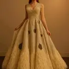 فستان ملكة او عرس مزين بالريش