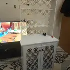 دولاب كوفي بحاله ممتازه وطاولة خدمة مع اربع ماسات معها بحاله