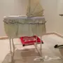  للإهداء سرير مولودة مع ملابس بحالة جيدة