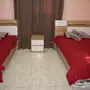 غرفة نوم بسريرين مفرد من هوم سنتر نظيفة 