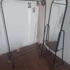 علاقة ملابس مع المرايا للبيع