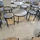 طاولات ضيافة ب أشكال وألوان مختلفه