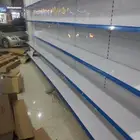 رفوف بقالة ومستودع