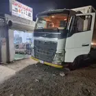 كهربائي شاحنات وفحص كمبيوتر