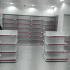 رفوف سوبر ماركة وصيدليات