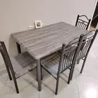 طاولة طعام نظيفة