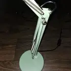 مصباح مكتب أخضر من أيكيا .
