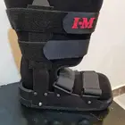 معدات طبيه عكاكيز وجبيرة قدم