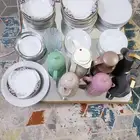 صحون بورسلين ساده ومنقوشه مع دفايات شاي وقهوه