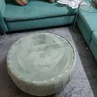 طاولة مدورة وعليها قزاز