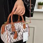 شنط درجه أولى وسكارف رجالي تنفع هداياأهدومن تحبون السعر170