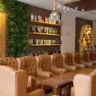 طاولة وثلاجة عرض كافيه