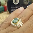 خاتم موزنايت أخضر مرصع ب 4 الماسات