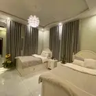 غرفة نوم سريرين مع المرتبه ودولاب و2 كومودينو