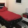 غرفه نوم  بسريرين نفر نفر وتسريحه وكومدينه