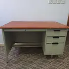 مكتب معدني بحالة جيدة
