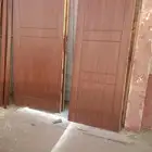 باب خشب حاشو مغنو خارج  باب  بس داخل