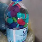 علب ماء فارغة