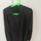 بلوزه سوداء بأكمام طويله تناسب للنادي
