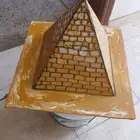 رسام ومصمم مجسمات -هرم رباعي