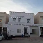 فيلا للبيع حي الرمال الواحه درج داخلي وشقتين