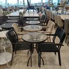 كراسي وطاولات خارجيه بألوان مختلفه