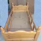 سرير أطفال خشبي بحواجز حماية