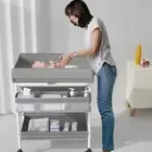 بانيو مع طاولة للتغيير للمواليد