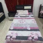 غرفة نوم فردية مع دولابين وسريرين اطفال