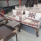 طاولات وكراسي