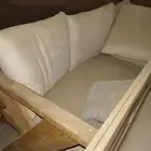 مركاز خشبي مع مساند مخمل ابيض