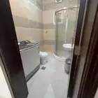 شقه مفروشة فاخرة للإيجار مكونه من ثلاث غرف وصالة ومطبخ