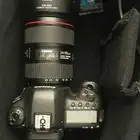 للبيع كاميرة كانون 5D MARK IV مع عدسة 24-105