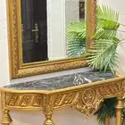 مدخل مرآيا وطاولة ذهبي