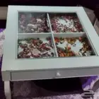طاولة ومكنسة كهربائية