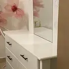 تسريحه غرفه 6 ادارج كبيره مع 6 إضاءات على المرايه