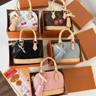 يوجد لدينا جميع انواع الشنط جمله وقطاعي