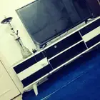 شاشه 42 بوصه عادي للبيع مع الطاوله لاعلى سوم